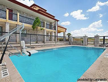 Inn Quality I-10 East Near Frost Bank Center 2*